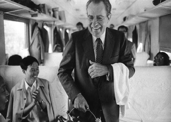 1982 年，为了庆祝中美《上海公报》签署十周年，美国前总统尼克松来到中国。在列车上，尼克松即兴成为了青岛啤酒的“推销员”。当时还是《时代》首任驻京摄影师的刘香成拍下了这一幕。