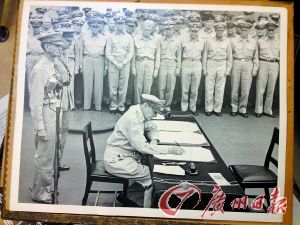 徐先生收藏的日本投降签字仪式老照片。记者李立志翻拍