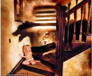 　一匹狼爬下楼梯，不远处一个穿着尿布的女娃被吓得尖叫不已。这张照片最有争议。