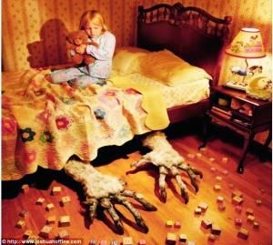 一双长毛的巨大“鬼爪”从床下伸出，一个坐在床上、抱着小熊玩偶的女孩被吓坏了。这个女孩就是摄影师的女儿。