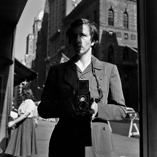 薇薇安的自拍照片，城市街道成为主人公的背景。