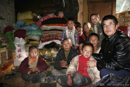 2011年10月，王搏在川西壤塘县与当地寺院收养的一群孤儿在一起