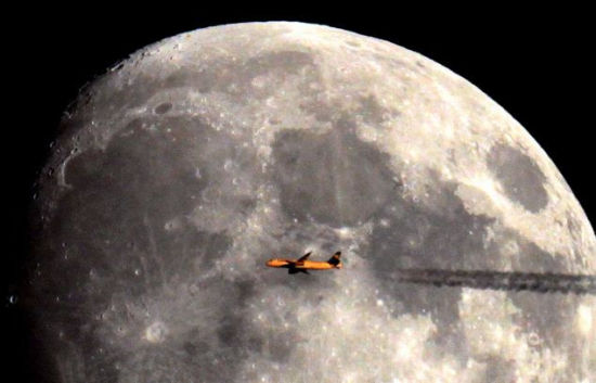 飞机驶向月球瞬间