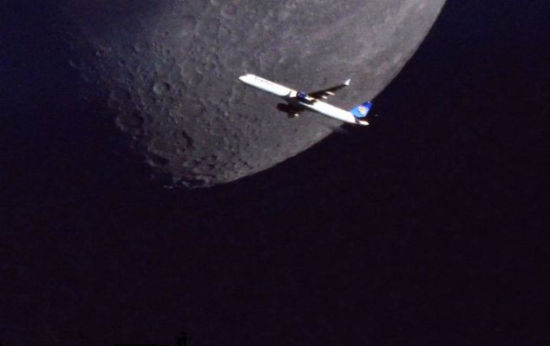 飞机驶向月球瞬间