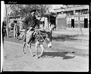 《老人和驴》 　　照片中拍摄的驴，其实是老北京所说的“脚驴”，是用来出租拉客人的。直到解放前，“脚驴”一直是北京城里重要的交通工具。