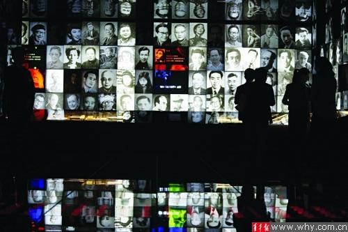 参观者在上海电影博物馆内仔细品味珍贵的影像资料。本报记者贺佳颖摄