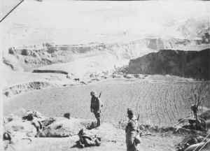 前往“清剿”抗日英雄马占山的日军损失惨重，在展示其被打得千疮百孔的日军军旗。
