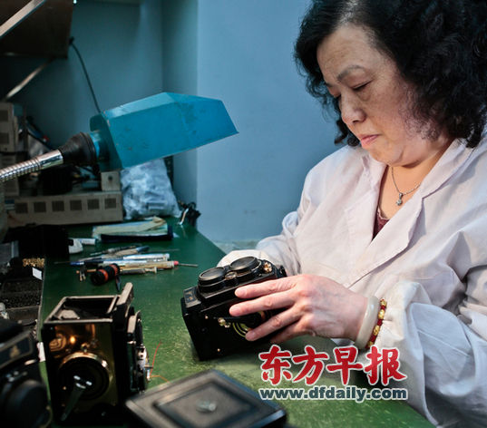 ④老相机制造博物馆里工人正在装配海鸥相机。早报记者 徐晓林 图
