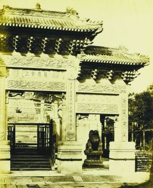 位于内城北城墙外的喇嘛庙——西黄寺的牌楼。