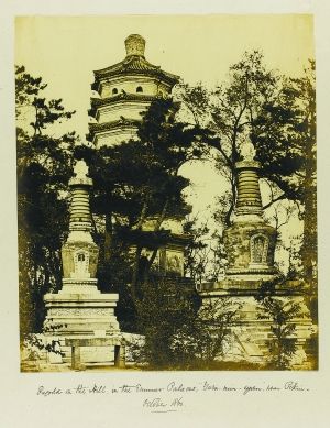 虽然照片下的文字说明标注此塔位于万寿山上，但根据塔上的石刻“敕封阐教禅师塔”判断，该塔位于今天海淀区塔院。