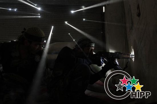 战争灾难等突发事件类新闻单幅获奖照片银奖。2012年10月18日，在叙利亚阿勒颇中心的争夺地带，两名叙利亚反政府武装士兵从一处狙击地点向外瞄准。图片</p>

<p>　　本届华赛共收到来自世界70多个国家和地区3000位摄影记者和摄影师的3万多幅作品参赛，其中国外参赛作品占72%。共评选出八个类别16项(单幅、组照)的金、银、铜奖及优秀奖共75幅(组)。评选结果将在媒体上进行为期两周的公示。</p>
<!-- publish_helper_end -->
                 

					<div class=