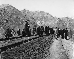 1954年，青龙桥火车站附近。侯波摄 　　侯波家人捐赠， 　　延庆档案馆提供