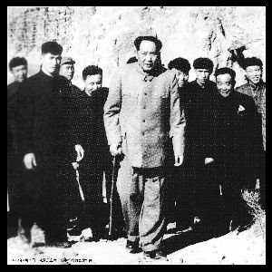 1954年4月12日，毛泽东主席视察官厅水库。 　　侯波摄  　　延庆档案馆提供