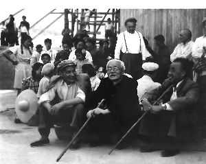 1954年，邓小平、朱德、陈云等在官厅水库。 　　侯波摄 侯波家人捐赠，延庆档案馆提供