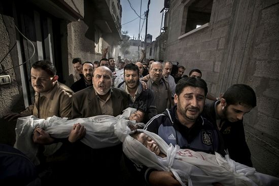 焦点新闻类单幅一等奖《巴勒斯坦孩子的葬礼》：在巴勒斯坦，两岁的Suhaib Hijazi和他的哥哥Muhammad以及他们的父亲在以色列导弹轰炸中被炸死在屋内，母亲受重伤在医院的重症监护室生死未卜。父亲的兄弟在清真寺为两个孩子举行了葬礼。(瑞典摄影师Paul Hansen拍摄)