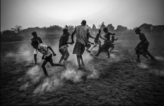 日常生活类单幅一等奖《足球场》：在几内亚比绍的Dulombi，许许多多年轻足球运动员第一次与皮球亲密接触便是在这片裸露的泥土地上。(葡萄牙摄影师Daniel Rodrigues拍摄)