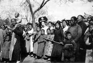 1911年，天子脚下的北京人逛了最后一届“梳着辫子”的春节庙会。