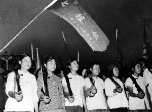1958年，因参加十三陵水库建设而获得英雄称号的七姐妹，光荣成为红旗人民公社民兵。