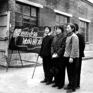 1975年，北京某制帽厂女工迎接来厂参观的法国朋友。