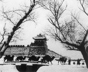 一支驼队走过北京外城角楼。