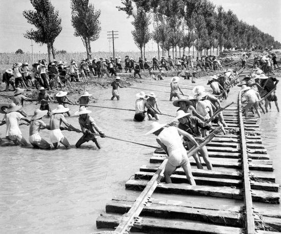 这是20世纪60年代，铁路工人们在抢修被洪水冲毁的京广铁路保定至定县段。 (新华社记者 时盘棋 /图)