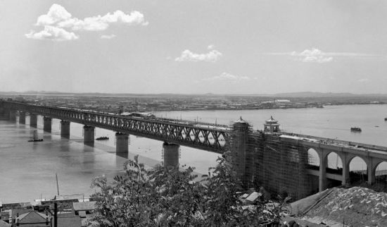 这是1957年拍摄的武汉长江大桥。这座横跨长江的第一座公路铁路两用大桥的通车将京汉铁路与粤汉铁路连成一体，正式更名为京广铁路。(新华社记者 袁苓/图)