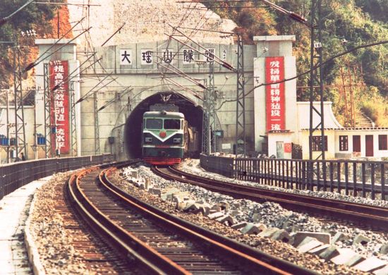 1988年，京广铁路的衡(湖南衡阳)广(广东广州)段复线完工，复线工程全部建成。 (新华社/图)