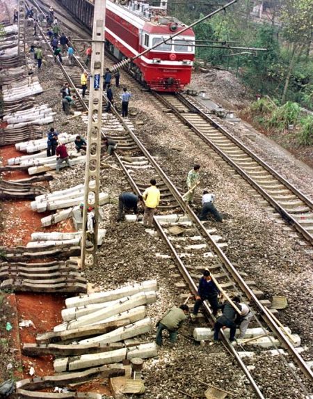这是2002年1月铁路工人在京广铁路株洲段更换轨枕。(新华社记者 殷菊生/图)