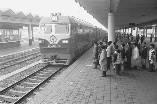 这是1997年3月21日，42次特快列车缓缓驶入石家庄火车站。京广铁路客运于1997年4月1日提速，当时列车最高时速为160公里。 (新华社 周文广/图)