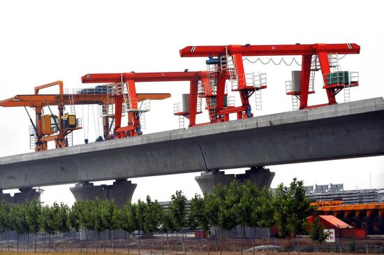 这是2010年6月3日，京广铁路客运专线石武高铁(河南段)新乡市境内的一处工地上在铺设铁轨。 (新华社记者 王颂/图)