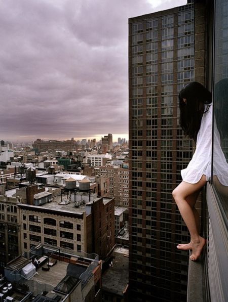 韩国女摄影师高楼边缘自拍