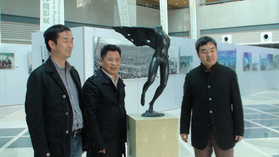 郎静山国际摄影博物馆馆长刘伟与艺术家乔迁、白盒子艺术馆馆长孙永增。