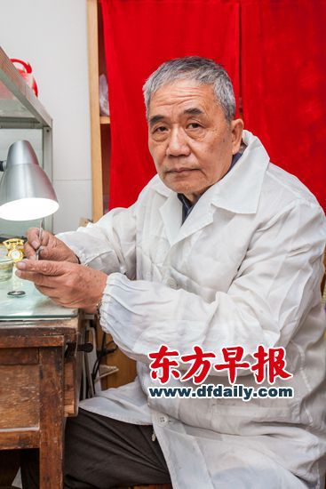 周开生　　原上海手表厂退休员工，收藏有上海手表厂生产的八大系列几十个品种“上海牌”手表。　　本版图片 沈震宇