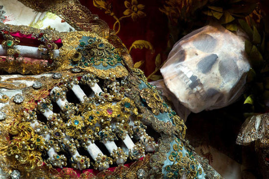 罗马发现土豪墓葬群 浑身披挂金银珠宝