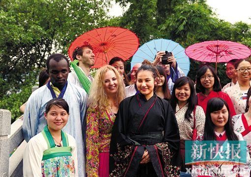 ■外国友人穿汉服逛七夕园,体验中国传统七夕节。
