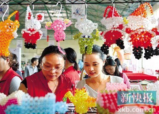■广州乞巧节举办乞巧作品义购活动。