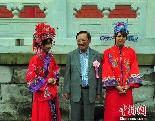 图为唐家璇与现场志愿担当中国民俗婚服模特的当地青年学生交谈。王健 摄