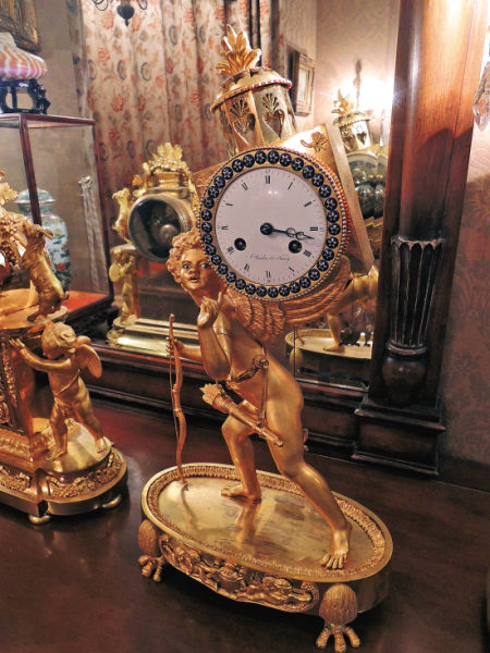 摆放在卧室梳妆台上的古董钟，更具有个人趣味 　　林清清 摄