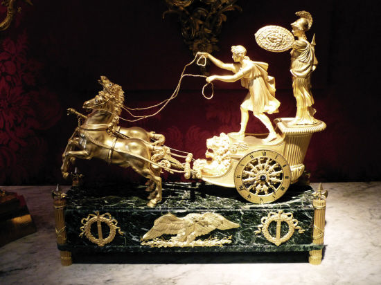 绿色大理石与青铜鎏金壁炉座钟：泰勒马库斯的战车，制作于1807年左右。此钟的机芯是一个法兰西帝国时代的标准机芯，需要每八天上一次弦
