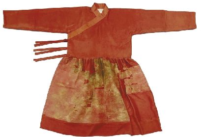 修复完成的红色莲鱼龙纹绫袍