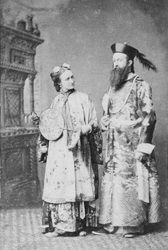 名叫约翰·哈特·邓南的将军穿上某些外国侵略者从圆明园抢得的黄地绣九龙纹龙袍，身着中国古装的妻子合拍了一张照片。让人啼笑皆非的是，这位将军穿着皇帝专服，却头顶大臣的“顶戴花翎”，他妻子也不是皇家装扮，而