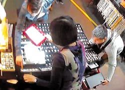图为上月中旬2名蒙古窃贼在台北建国玉市犯案，遭店家监视器拍下。（台湾《中国时报》 胡欣男翻摄） 