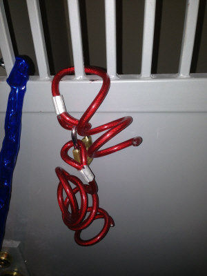 通往存放古董的地下室铁门上的红色链锁被入室盗窃者剪断。（美国《世界日报》）