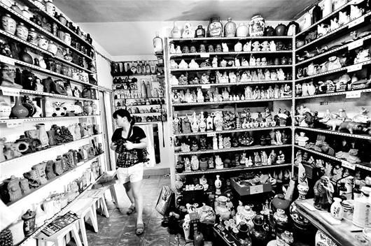 图为：武汉三尤酒瓶收藏馆内挤满了藏品