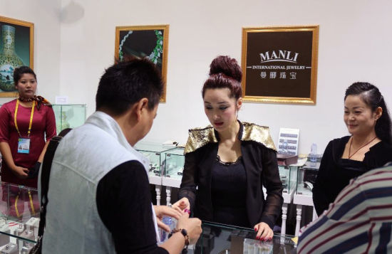珠宝设计师、曼郦珠宝品牌创始人王曼郦小姐在向观众讲解珠宝鉴赏知识