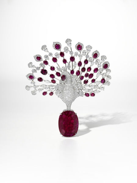 卡地亚红宝石镶钻「孔雀」别针，来自皇室私人珍藏（估价：320万至400万港元／40万至50万美元）