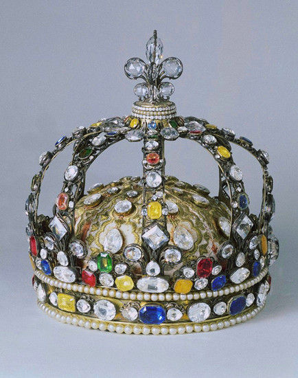 03：法国第一顶宝石王冠(公元18世纪、材质：镀金、白银、红宝石、黄水晶、祖母绿) 
