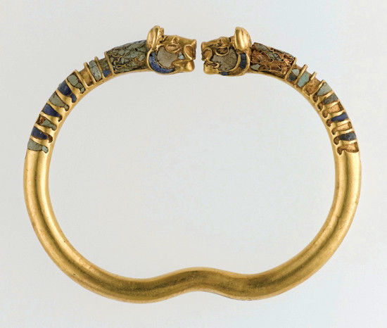 波斯帝国的双狮手镯(公元前4世纪。材质：黄金、绿松石、青金石)