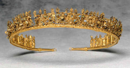 神话般的古希腊皇冠：公元前3世纪。材料：黄金、青铜、玻璃、珐琅) 