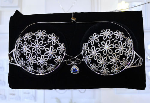 一款标价1000万元的“天价文胸”21日在沈阳市一家知名珠宝店展出。记者看到，由钻石嵌成的几十朵花瓣状图案布满文胸，一颗天鹅绒蓝宝石在文胸中部显得熠熠夺目。